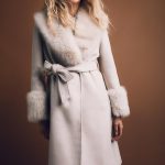 Stradivarius tiene el abrigo clásico que las mujeres elegantes van a agotar esta semana: con cuello de pelo y un detalle clave que estiliza la figura