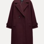 El abrigo burdeos de tendencia 2025 que no para de agotarse en Zara