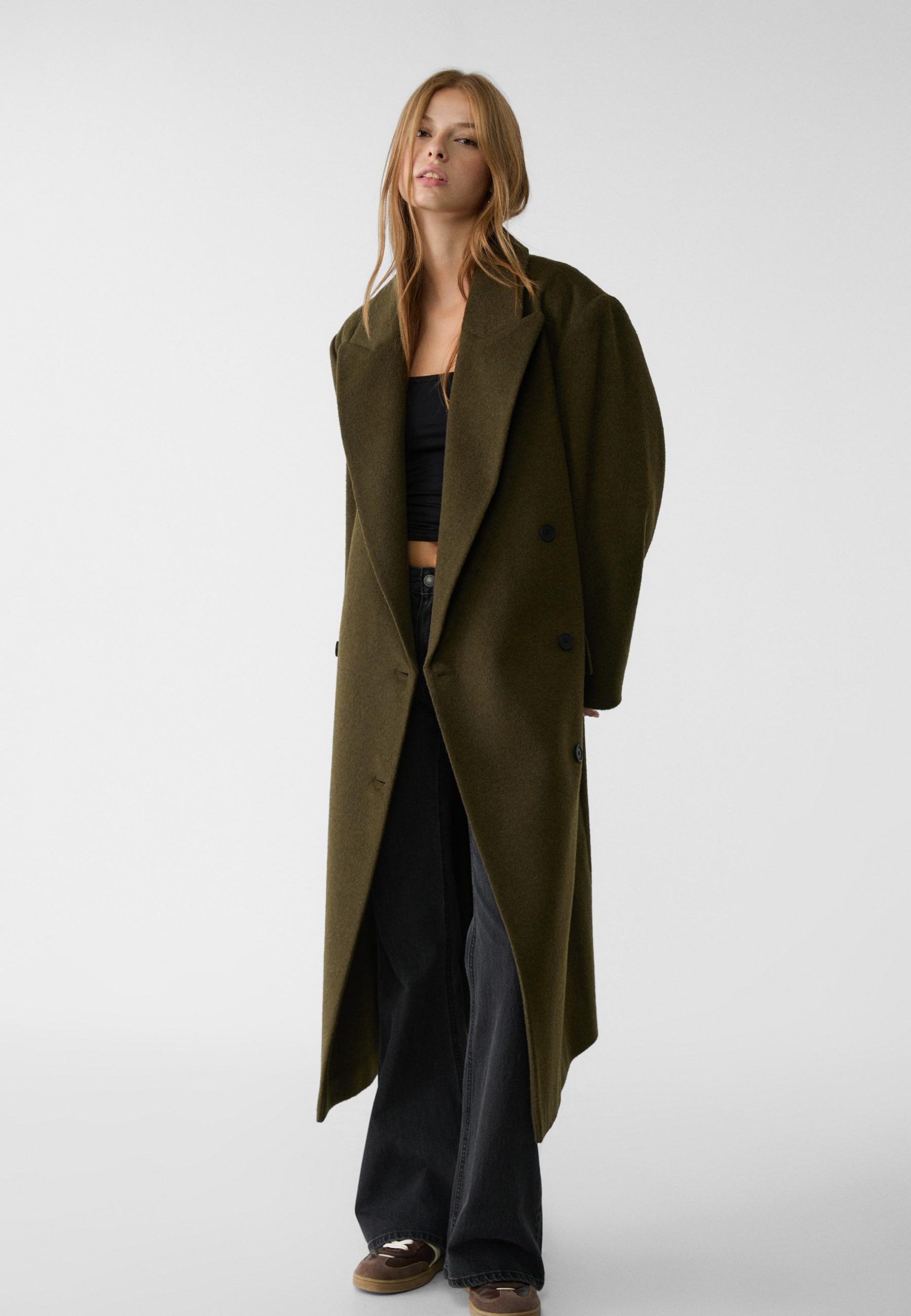 abrigos-stradivarius-222yyx-1.jpg Stradivarius tiene el abrigo 'oversize' que va a agotarse en tiempo récord porque es ideal para el otoño y parece de alta costura - Imagen 1