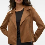 Stradivarius liquida la chaqueta de ante que las mujeres de 50 modernas ya tienen en su armario para otoño
