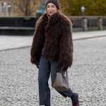 El abrigo corto de pelo marrón, o el modelo que no paramos de ver por todas las ciudades | Vogue España