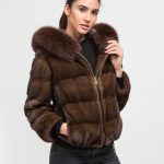 Chaqueta corta marrón de pelo de visón con capucha De La Roca