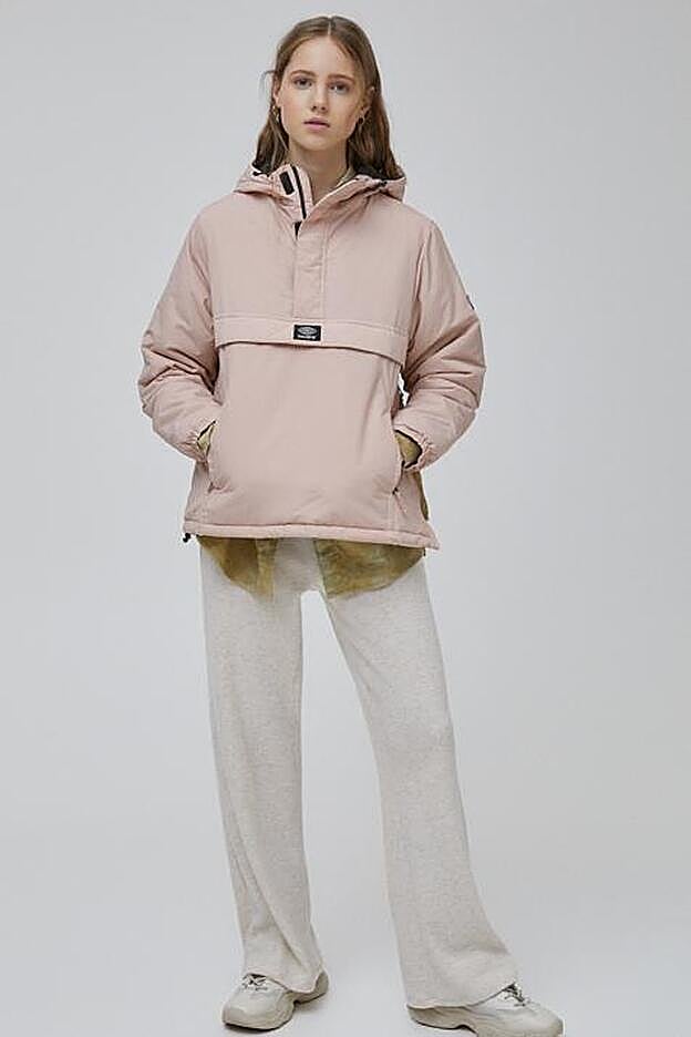 chaqueta-pull-and-bear-855dju-1.jpg Disponible en tres colores, Pull & Bear tiene la cazadora canguro más versátil del invierno, y por solo 26 euros | Mujerhoy - Imagen 1