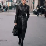 Stradivarius lanza la gabardina efecto piel en el color tendencia 2025 que las que más saben de moda van a agotar antes de que llegue otoño