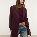 Stradivarius rebaja la gabardina más elegante que se agotará en tiempo récord porque tiene el color más buscado del otoño 2025